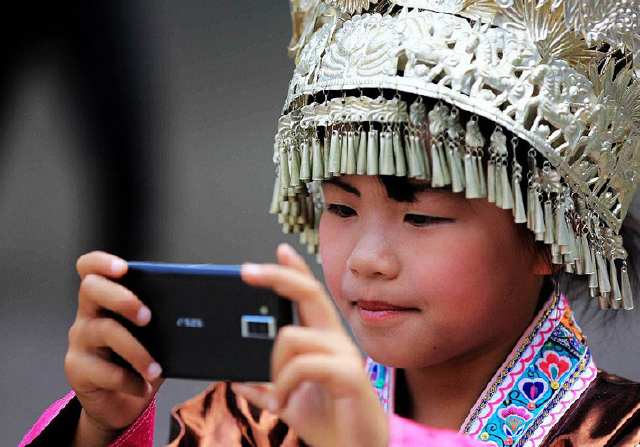 苗族姑娘佩戴全套银饰