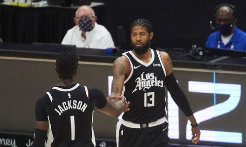 森林狼球员奋力抢球