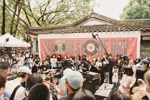 市民围观清代合院拍卖现场