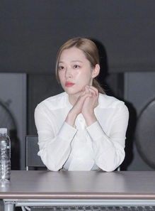 崔雪莉微笑面对镜头