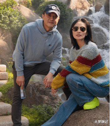 李亚鹏街头抱娃照