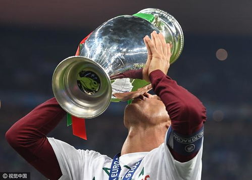 C罗捧起金靴奖杯