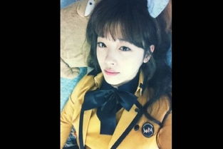 崔雪莉在家中自拍的照片