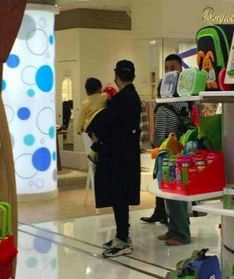 母子在春节期间一起逛商场