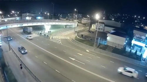 监控画面截图 白色轿车高速冲向护栏