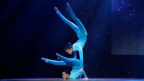 直播镜头前的演员表演冲突场景