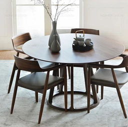 木质餐桌上摆放着简单的晚餐和一杯热茶