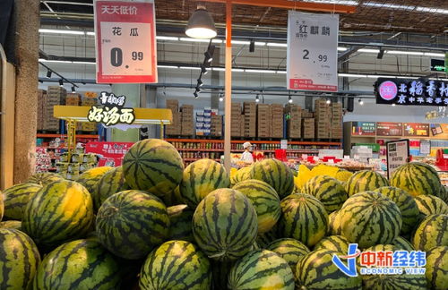 超市里新鲜西瓜整齐摆放