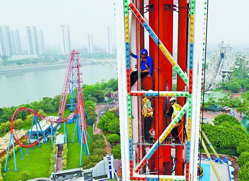 动物园工作人员检查围栏设施