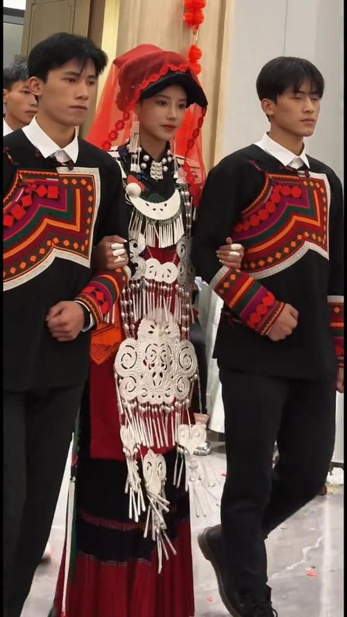 彝族少女穿着传统服饰微笑