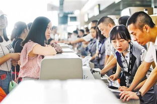 机场工作人员与旅客沟通行李问题