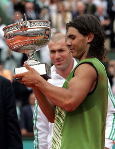 纳达尔举起法网奖杯