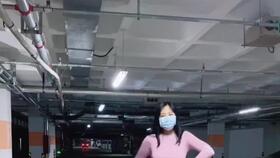 戴着口罩快速穿过地下车库的人