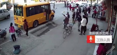 校门口的悲剧：两老人送孙上学被撞身亡，肇事者已被控制