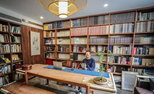 书房中阅读古籍的年轻人