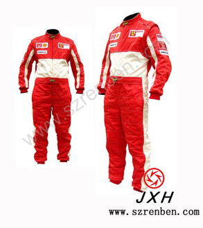 吴京身穿赛车服准备参赛