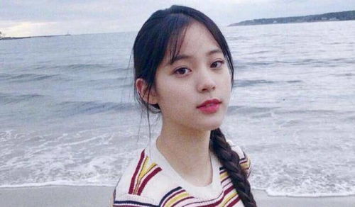 欧阳娜娜微笑面对镜头自拍瞬间