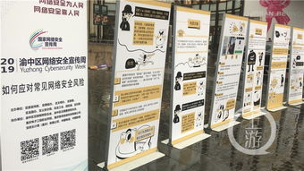 小学生在街头使用手机扫码支付