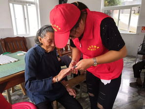 护理员为老人测量血压的照片