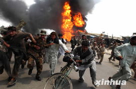 人群惊慌逃离事故现场