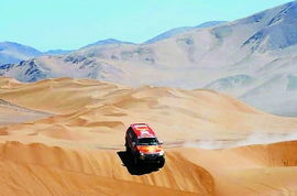 凌晨1点的沙漠，吴京又翻车了！但他说：人没事，我还在路上