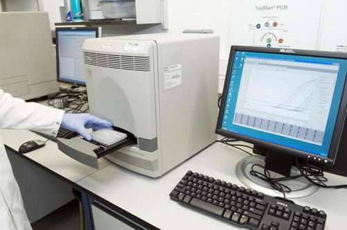 小米工程师在实验室测试新芯片