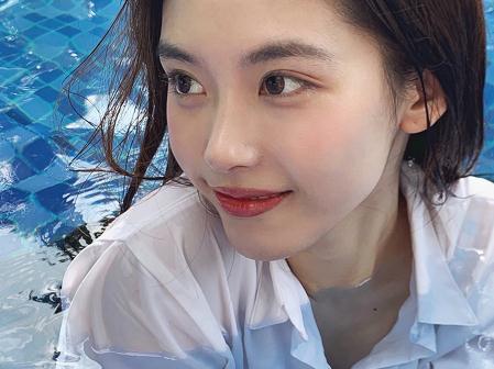 王曼昱为雅诗兰黛拍摄广告宣传照