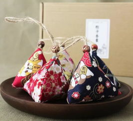 南宁市民选购艾草与手工香囊