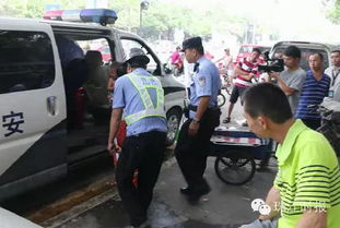 监控拍下街头女子强行拖拽小孩，家长及时追回！警方最新通报来了