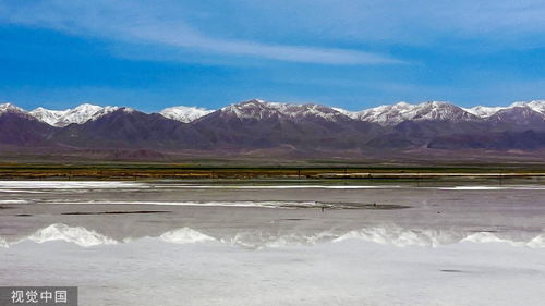 湖面倒映的天空与白云