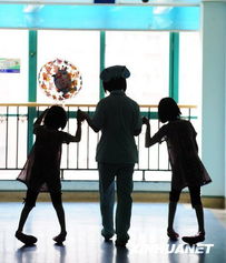 女子生双胞胎后与女儿同因肺炎离世，悲痛背后真相令人泪目