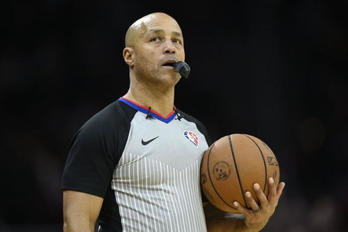 雷霆教练在场边布置战术