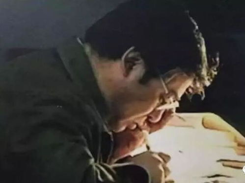 夜晚伏案写作的老李侧影