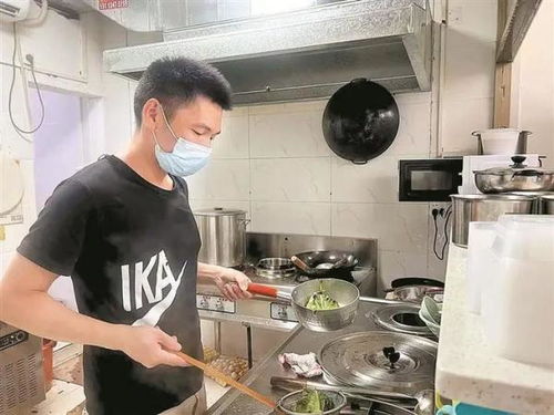 店主李师傅正在厨房备餐