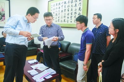 贵州纪委监委工作人员工作场景