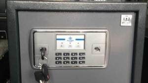 大爷查看新买的保险柜