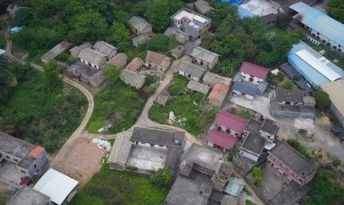 村庄内景与现代化设施对比图