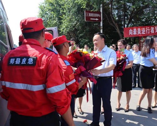 应急救援队员在现场工作的照片