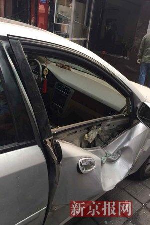 饭店窗户玻璃被爆炸震碎