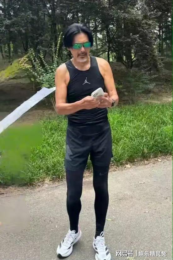 70岁周润发又被偶遇爬山 沧桑了不少，但状态依旧让人惊叹！