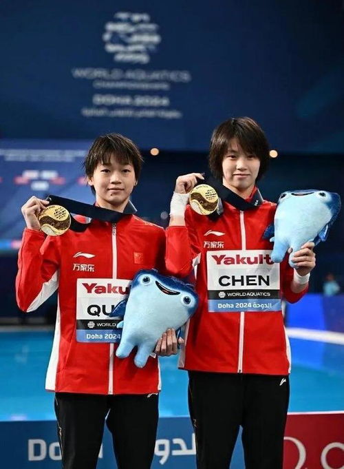 陈芋汐与全红婵在颁奖台上微笑合影