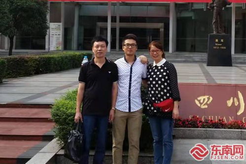 女子站在法院前神情凝重