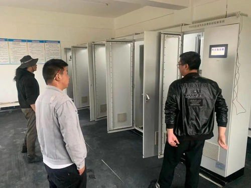 专业人员使用仪器检测地下车库空气中的氡含量