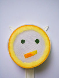 橙子微笑面对镜头