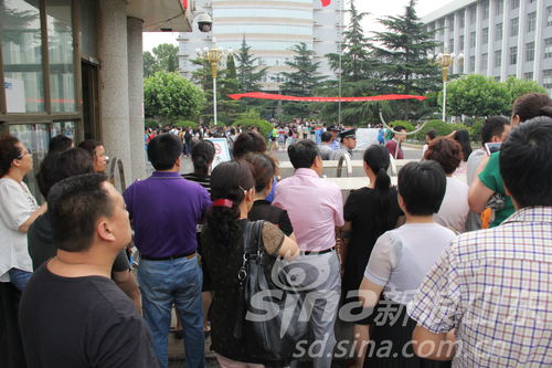 学校门口家长焦急等待