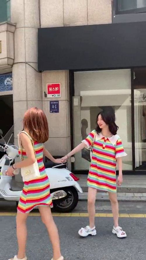 姐妹俩在街头争执的背影