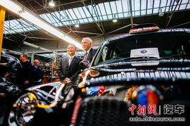 李书福与吉利汽车合影