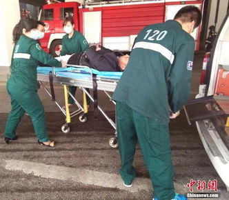 医护人员紧急处理伤者伤口