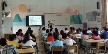 教室中老师与学生互动教学