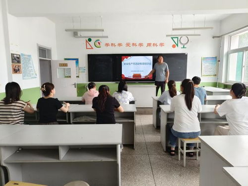 化工厂员工正在进行安全培训